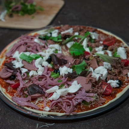 عجينة بيتزا على الطريقة الايطالية في المنزل بطريقة سهلة و بسيطة